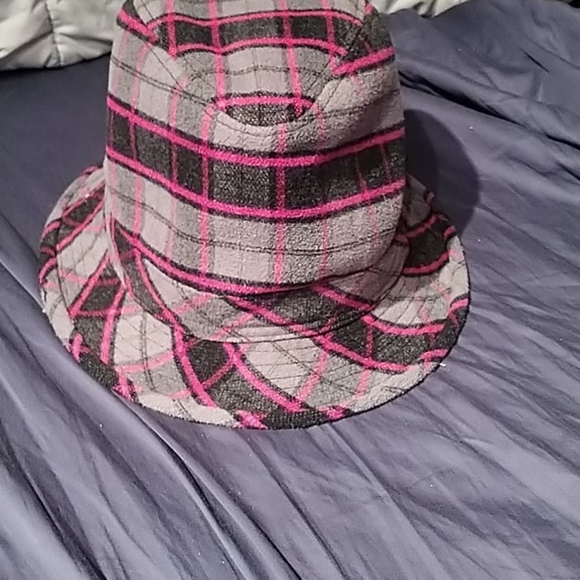 women's hat - Picture 3 of 4